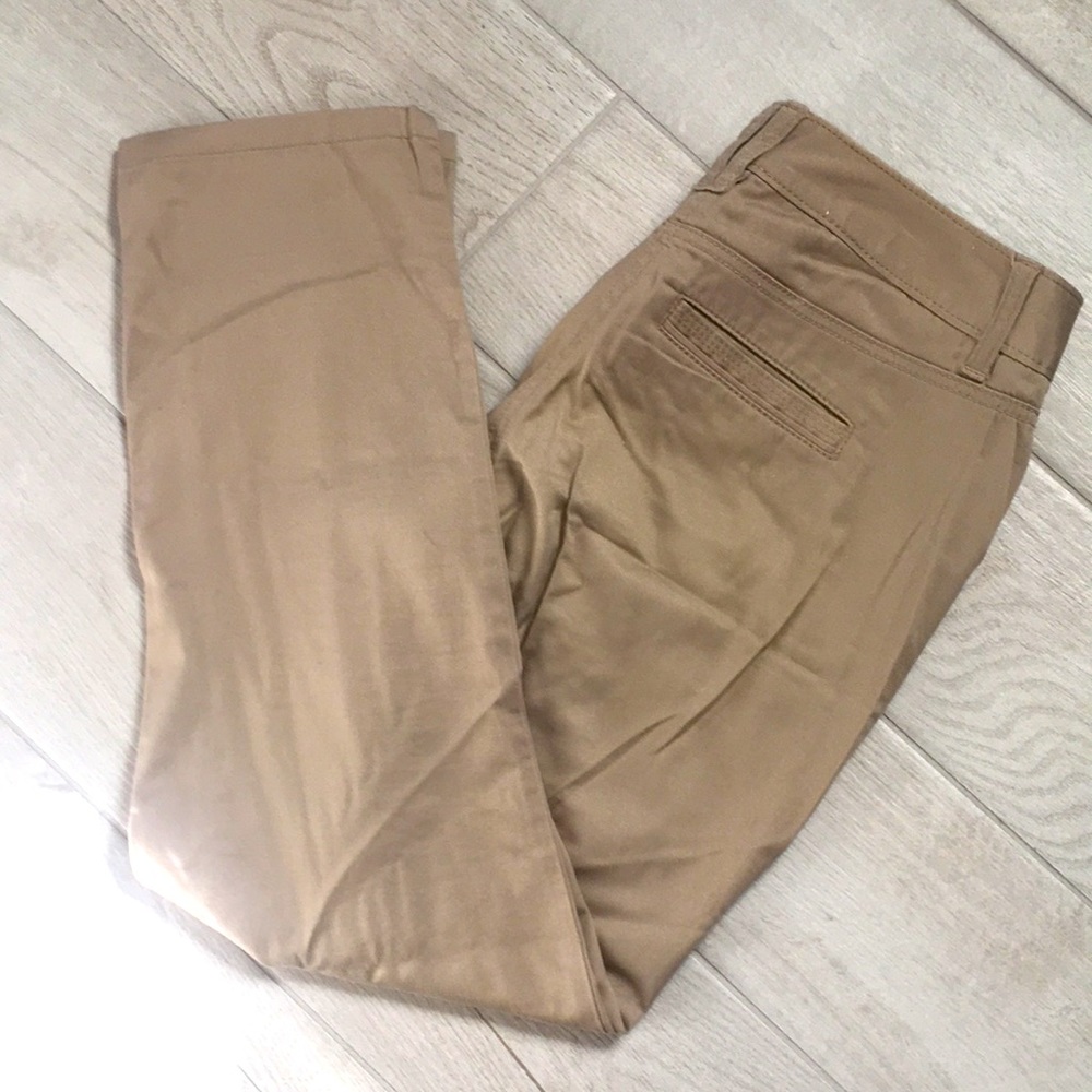 WHBM NEW pants size 27’ inseam. Machine washable. Side and back pockets.